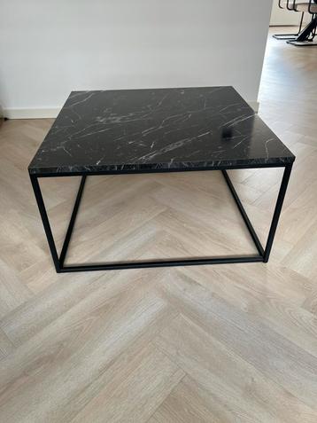 Vierkante tafel beschikbaar voor biedingen