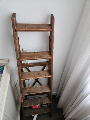 Mooie decoratieve landelijke/vintage trap beschikbaar voor biedingen