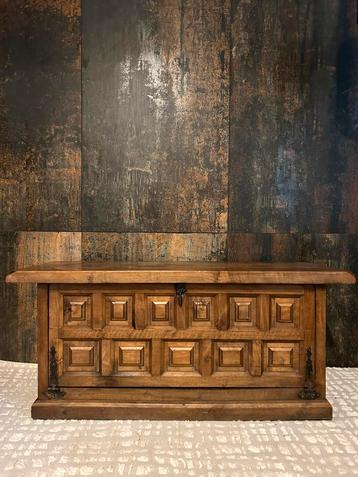 Brutalist kist / tv-meubel beschikbaar voor biedingen
