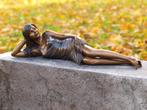 bronzen beeld / liggende VROUW /nieuw, Tuin en Terras, Tuinbeelden, Nieuw, Info@huisentuindecoratiemarie.nl, Mensenbeeld, Huis en tuin decoratie marie