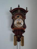 Klok Fries staart-schippertje in mahonie houten kast., Antiek en Kunst, Antiek | Klokken, Ophalen