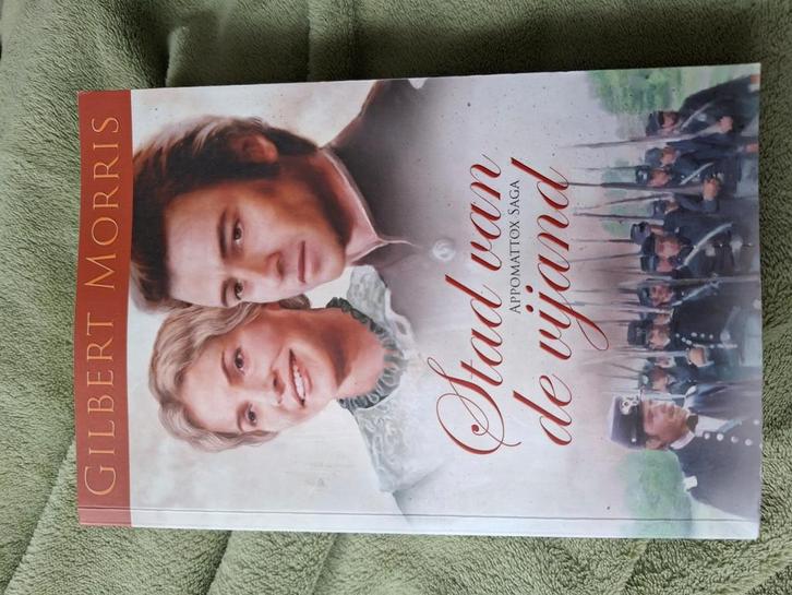 Gilbert Morris - Stad van de vijand, Boeken, Literatuur, Zo goed als nieuw, Amerika, Ophalen of Verzenden