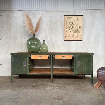 Antieke werkbank, toonbank, vintage dressoir, industriële  beschikbaar voor biedingen