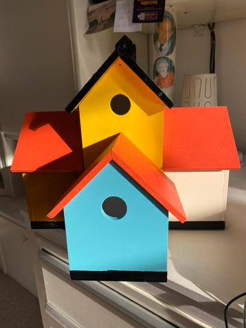 Eigengemaakte vogelhuisjes beschikbaar voor biedingen