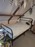 Zwart metaal bed met matras 120 bij 200 cm, Huis en Inrichting, Slaapkamer | Bedden, Ophalen, Zwart, Twijfelaar, 120 cm