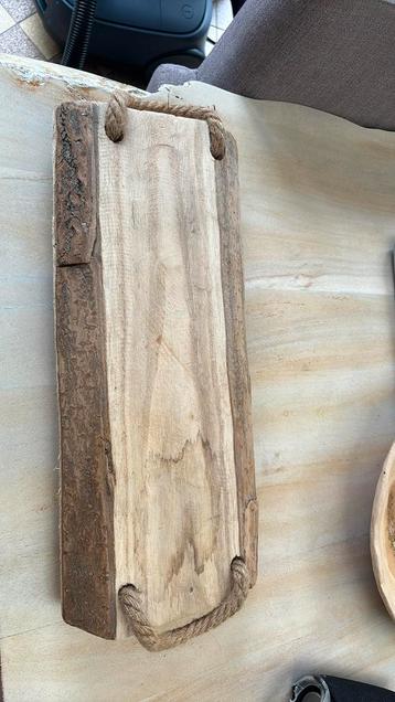 Robuuste houten plank op pootjes met handvaten van touw beschikbaar voor biedingen