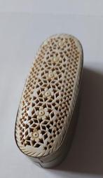 Decoratief doosje met snijkunst uit bot., Antiek en Kunst, Kunst | Beelden en Houtsnijwerken, Ophalen of Verzenden