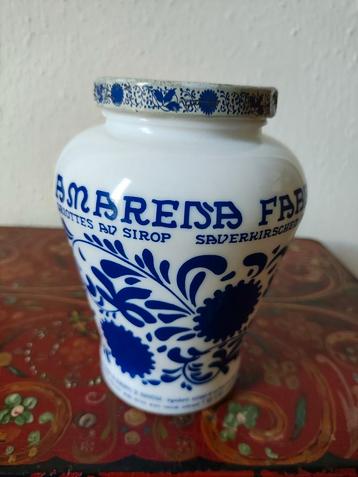 Mooie vintage pot van melkglas, van Amarena kersen beschikbaar voor biedingen