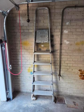 Huishoudtrap / ladder 6 treden. beschikbaar voor biedingen
