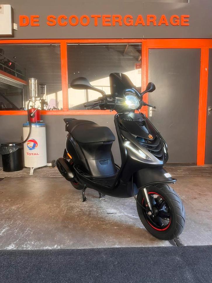 Piaggio Zip Brom iget E4 45km 2020 SP FULL Black on Black, Fietsen en Brommers, Scooters | Piaggio, Gebruikt, Zip, Maximaal 45 km/u
