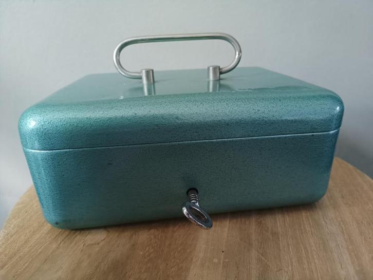 Metalen geldkist groen hamerslag met sleutel, Antiek en Kunst, Curiosa en Brocante, Ophalen of Verzenden
