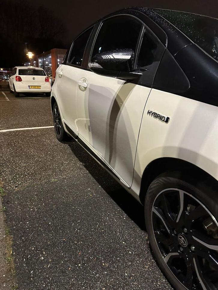 Toyota Yaris 1.5 Hybrid 100pk 5D CVT 2018 Wit, Auto's, Toyota, Yaris, Hybride Elektrisch/Benzine, Volledig hybride, A, Hatchback