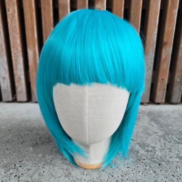 Turquoise bob pruik beschikbaar voor biedingen