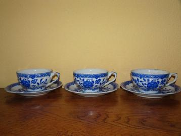 3 Blauw/wit porseleinen kop en schotels met bloemafbeelding beschikbaar voor biedingen