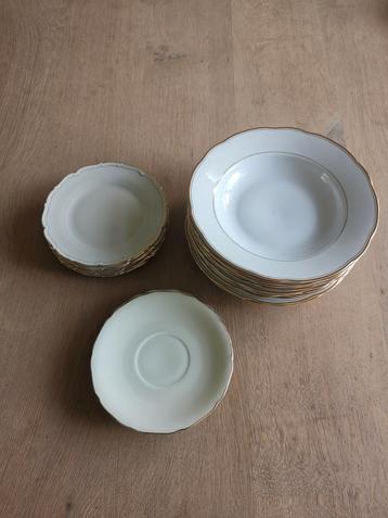 Antiek servies - Borden en Schotels met Gouden Rand beschikbaar voor biedingen