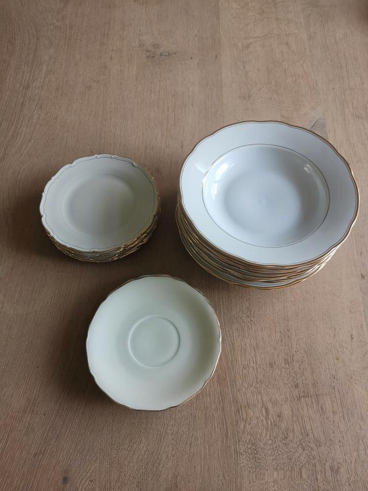 Antiek servies - Borden en Schotels met Gouden Rand, Huis en Inrichting, Keuken | Servies, Zo goed als nieuw, Bord(en), Effen