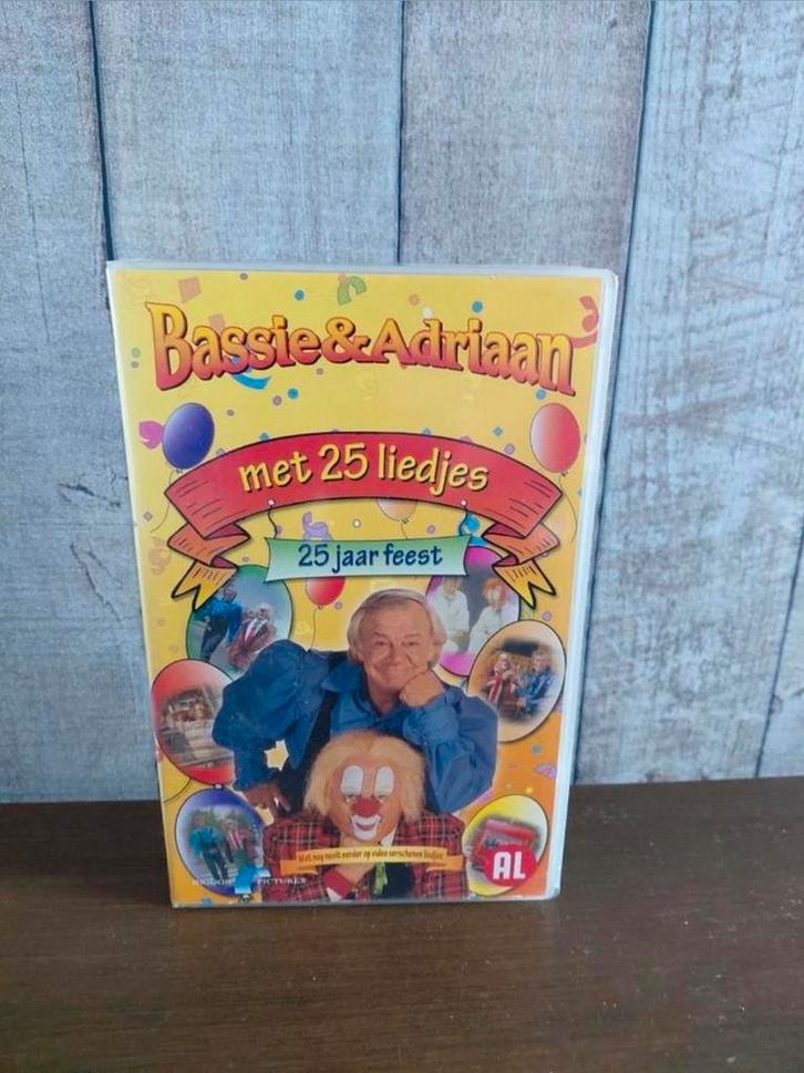 Bassie en Adriaan 25 jaar feest 25 liedjes videoband., Cd's en Dvd's, VHS | Kinderen en Jeugd, Gebruikt, Kinderprogramma's en -films