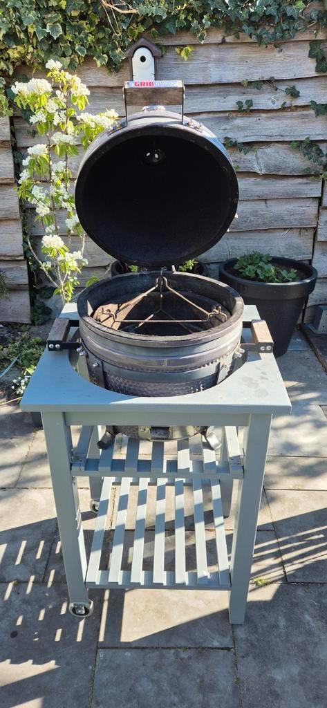 Grill Guru incl. hoes, pizzasteen, rooster rvs/gietijzer., Tuin en Terras, Houtskoolbarbecues, Gebruikt, Ophalen