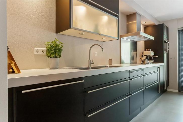 Moderne zwarte keuken met inbouwapparatuur, Huis en Inrichting, Keuken | Complete keukens, Gebruikt, Enkelwandige keuken, Zwart