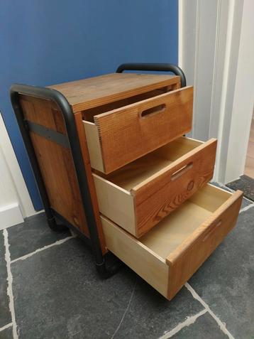 Stevige ladenkast in steigerbuis constructie 45B x 34D x 60H beschikbaar voor biedingen