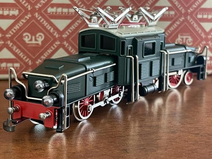 ** UNIEK ** Märklin 18045 KROKODIL + HOUT INLEG ** NIEUW **, Hobby en Vrije tijd, Modeltreinen | H0, Nieuw, Locomotief, Wisselstroom