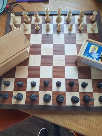 Zeer mooi houten schaakspel en damspel beschikbaar voor biedingen