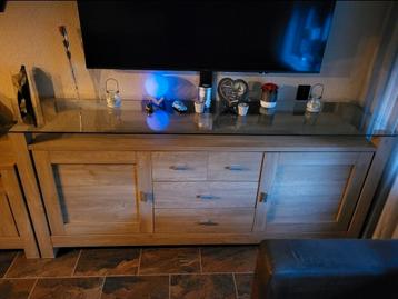 Dressoir,  eettafel en salontafel beschikbaar voor biedingen