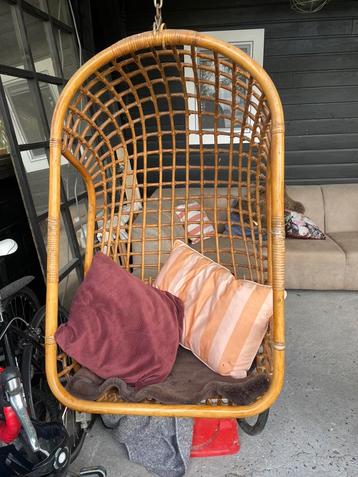 Bruine rotan hangstoel beschikbaar voor biedingen