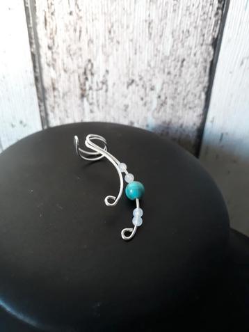 Zilverkleurige Earcuff met Kralen beschikbaar voor biedingen