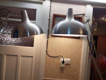 Twee metalen industriële vloerlampen / Type burolamp beschikbaar voor biedingen