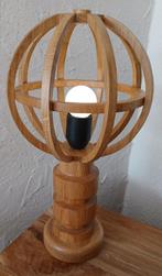 Houten tafellamp met een bolvormig, open "kooi" ontwerp., Ophalen of Verzenden, Hout, Minder dan 50 cm