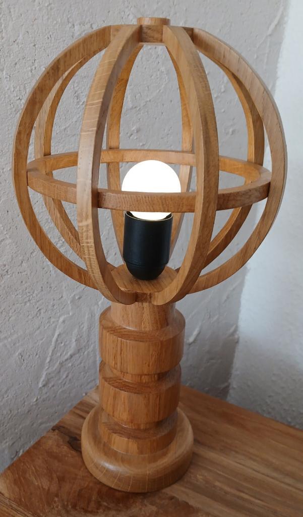 Houten tafellamp met een bolvormig, open "kooi" ontwerp., Huis en Inrichting, Lampen | Tafellampen, Minder dan 50 cm, Hout, Ophalen of Verzenden