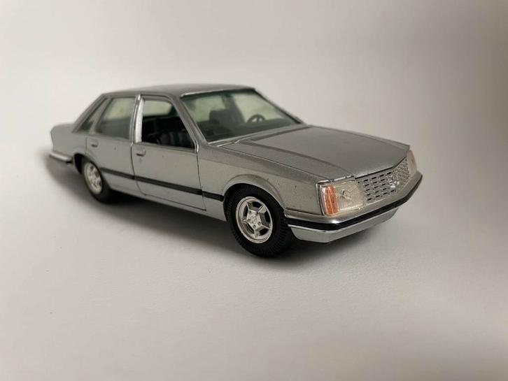 model Opel Senator Mk I (Gen A), zilvergrijs, 1/25, GAMA, Hobby en Vrije tijd, Modelauto's | 1:24, Gebruikt, Auto, Ophalen of Verzenden