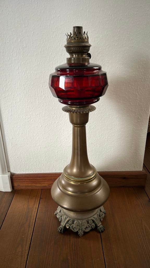 Antieke Victoriaanse olielamp met een rood glazen reservoir., Ophalen of Verzenden