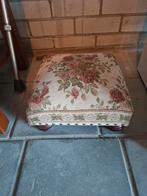 Oud voetenbankje met gobelinstof  hocker vintage, Huis en Inrichting, Minder dan 50 cm, Gebruikt, Minder dan 50 cm, Ophalen of Verzenden