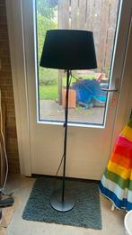 Vloerlamp ikea Skaftet met zwarte kap, Huis en Inrichting, Lampen | Vloerlampen, Ophalen, Zo goed als nieuw, 150 tot 200 cm