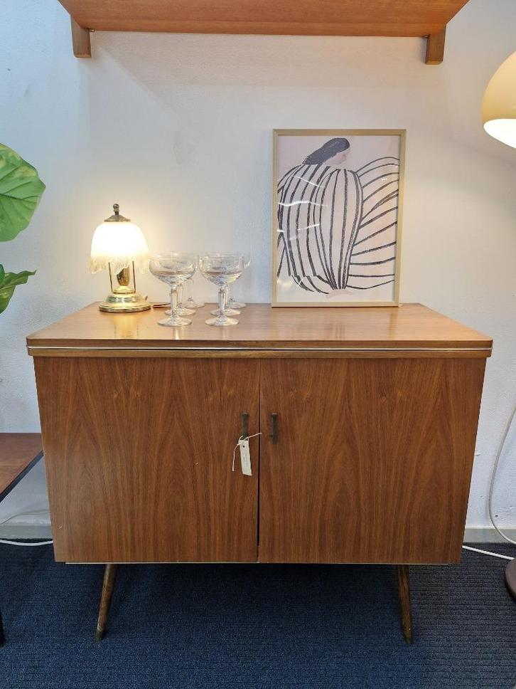 Vintage tv kastje / dressoir op ronde pootjes, Huis en Inrichting, Kasten | Overige, Gebruikt, Ophalen