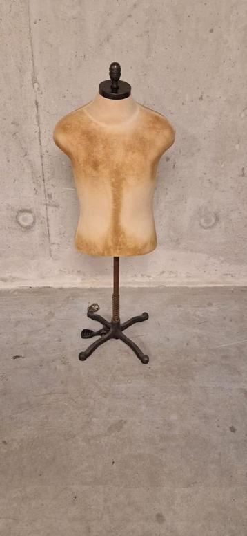 Vintage heren paspop / mannequin op gietijzeren voet beschikbaar voor biedingen