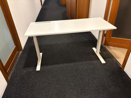 Moderne witte bureau - strak design, direct beschikbaar, Huis en Inrichting, Bureaus, Zo goed als nieuw, Ophalen