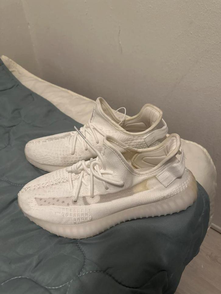 Yeezy Boost 350 V2 - Maat 43 nooit gebruikt, Kleding | Dames, Schoenen, Zo goed als nieuw, Sneakers of Gympen, Wit, Ophalen of Verzenden