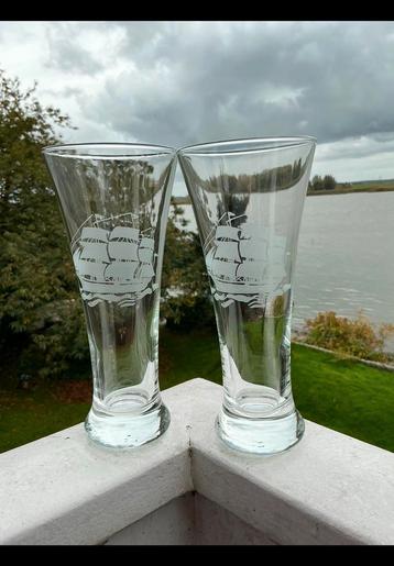 Twee (soort) longdrink glazen met zeilboot ingegraveerd glas beschikbaar voor biedingen