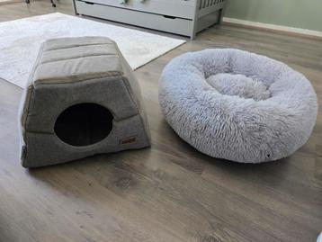 Kattenmand + kattenbak + voerbakjes  beschikbaar voor biedingen