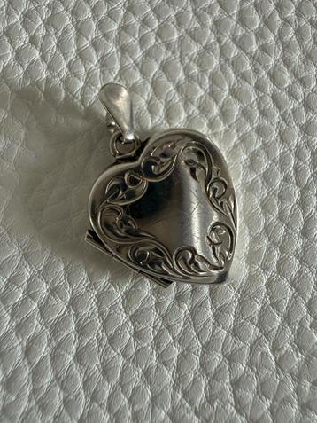 S189/Vintage Zilveren gegraveerde Foto Hanger beschikbaar voor biedingen