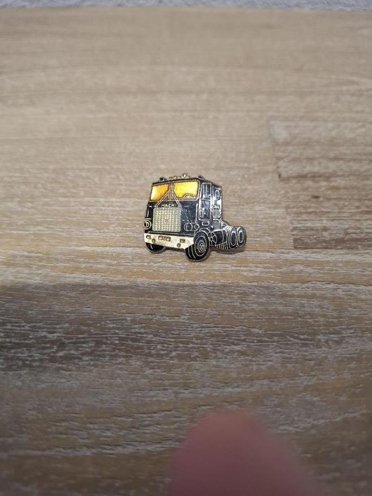 Pin Mack Cruiseliner truck, Verzamelen, Speldjes, Pins en Buttons, Zo goed als nieuw, Speldje of Pin, Transport, Ophalen of Verzenden