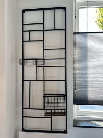 Zwart metalen wandrek met 2 bakjes 150x55 cm beschikbaar voor biedingen