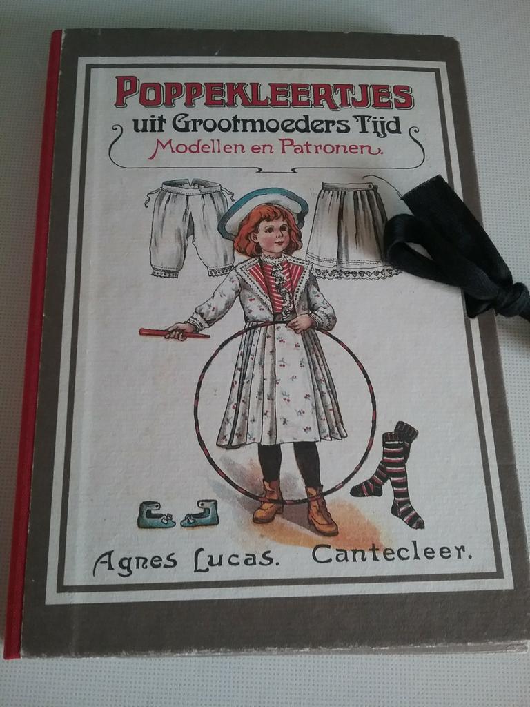 Poppenkleertjes uit Grootmoeders Tijd, patronen, Ophalen of Verzenden, Zo goed als nieuw