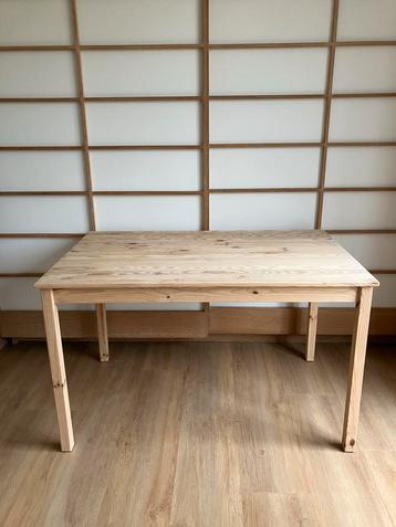 Grenen IKEA Tafel beschikbaar voor biedingen