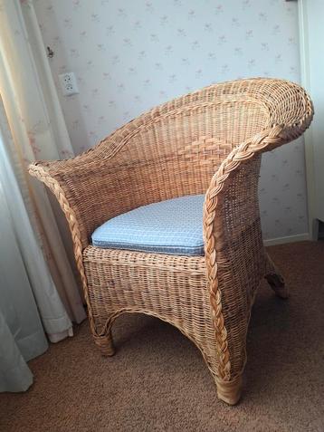 Twee  rotan stoelen, met zitkussen in goede staat  beschikbaar voor biedingen