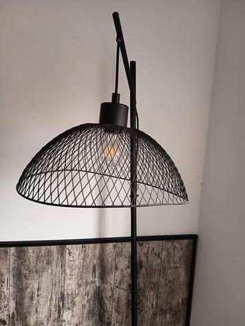 Stijlvolle zwarte vloerlamp beschikbaar voor biedingen