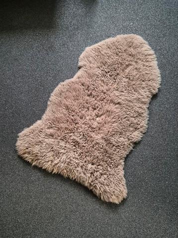 Echt schapenvacht kleed decoratief zo goed als nieuw beschikbaar voor biedingen